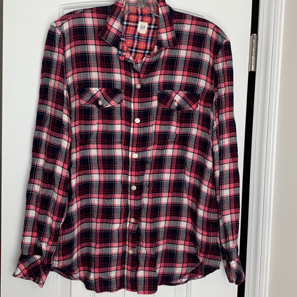 GAP pink, navy, white plaid flannel button down shirt women’s size Med.